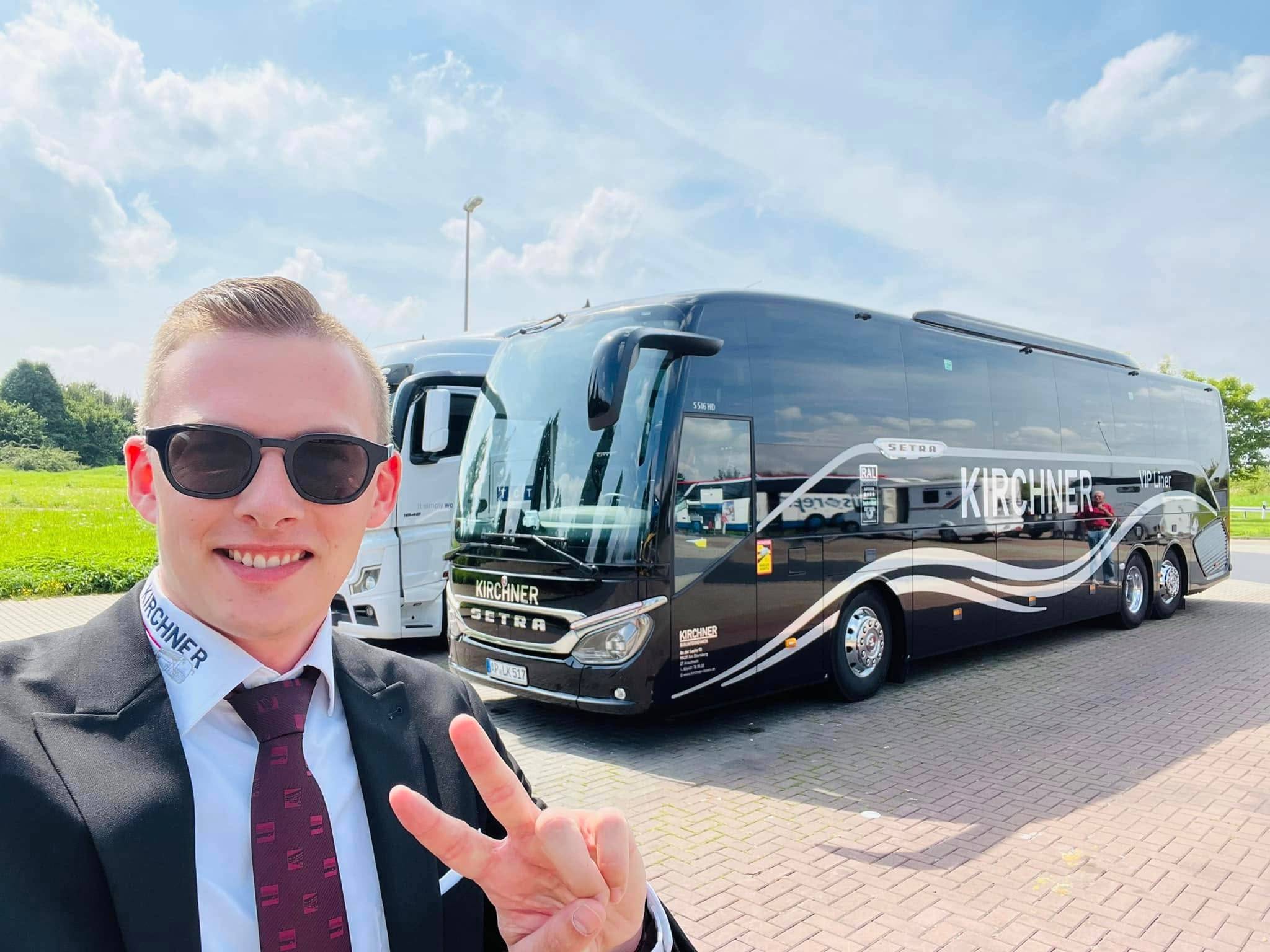 Kirchner Busfahrer mit Reisebus