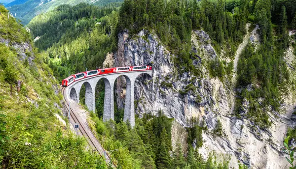 Bahnfahrt durch die Schweizer Alpen Impression 1
